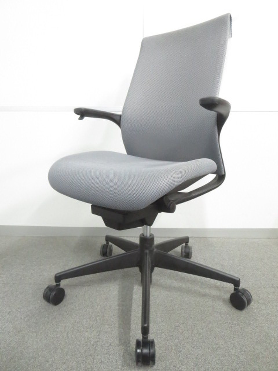 【見た目を気にしなければお買い得！】■コクヨ製　エムフォーチェア　グレー　ハンガー付（M4）■【おつとめ品】※擦れ・ホツレ・破れあり
                        エムフォー（樹脂脚） 
                                    中古
            