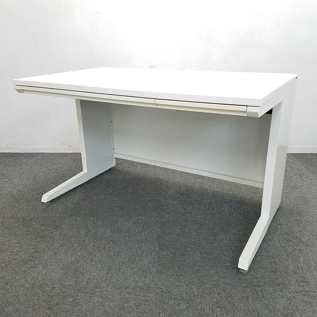 【27台入荷】人気のホワイトデスク入荷！中古　オフィスデスク　
事務机　テレワーク　オカムラ　平机　在宅ワーク　リモートワーク
                        アドバンス 
                                    中古
            