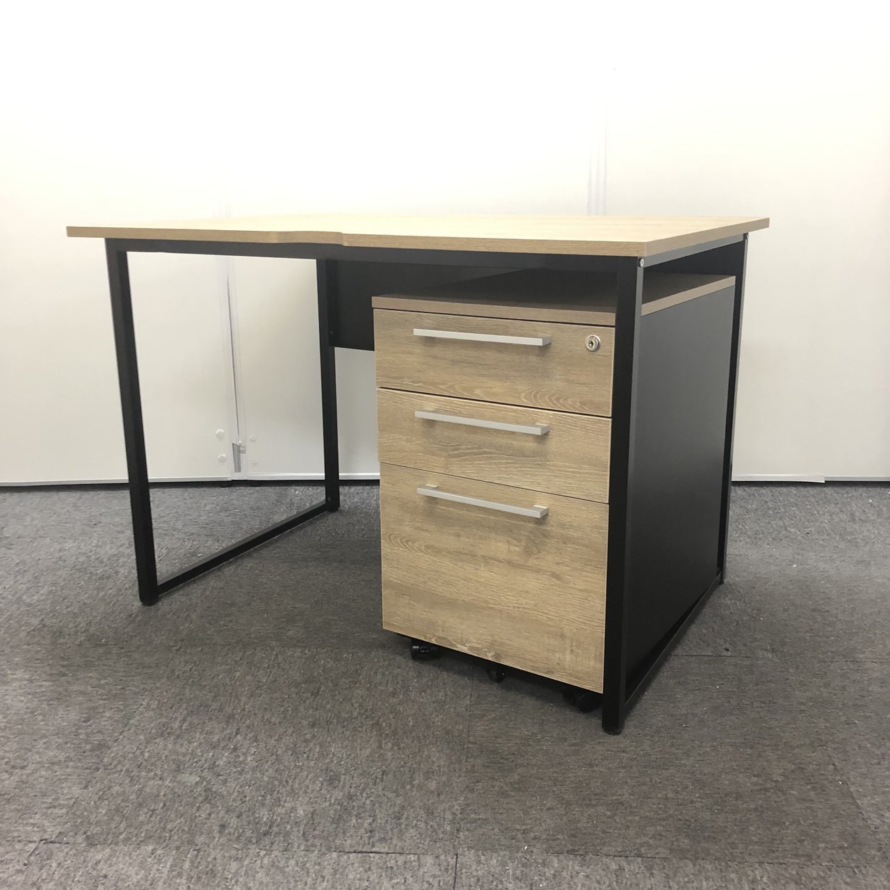 【お洒落家具入荷！】ブラックフレームに木目調がお洒落！平机ワゴンセット！  オフィス 家具【大量注文可能】
                        SFD
                                    新古品
            