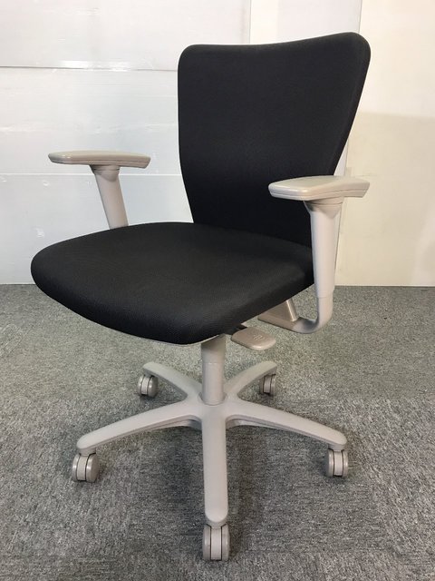 【中古】カロッツァ   オカムラ（okamura） 肘付ローバックチェア