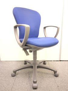 【大量入荷！】コクヨの定番チェア！肘置き付きでゆったり作業できます！