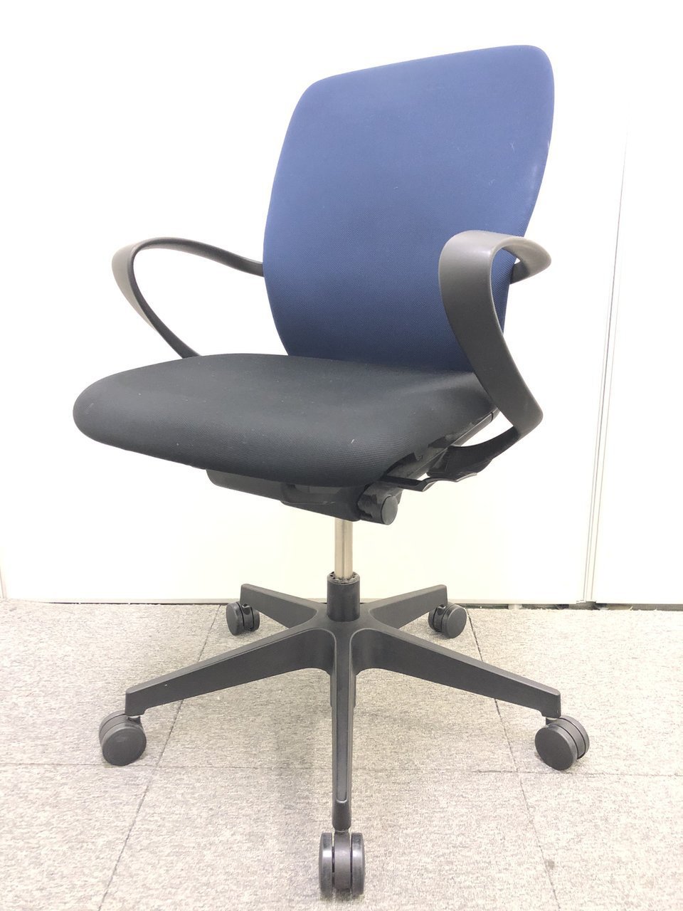 【ロット入荷】イトーキ製の人気チェアが肘置き付きで追加入荷！！
                        フルゴ 
                                    中古
            