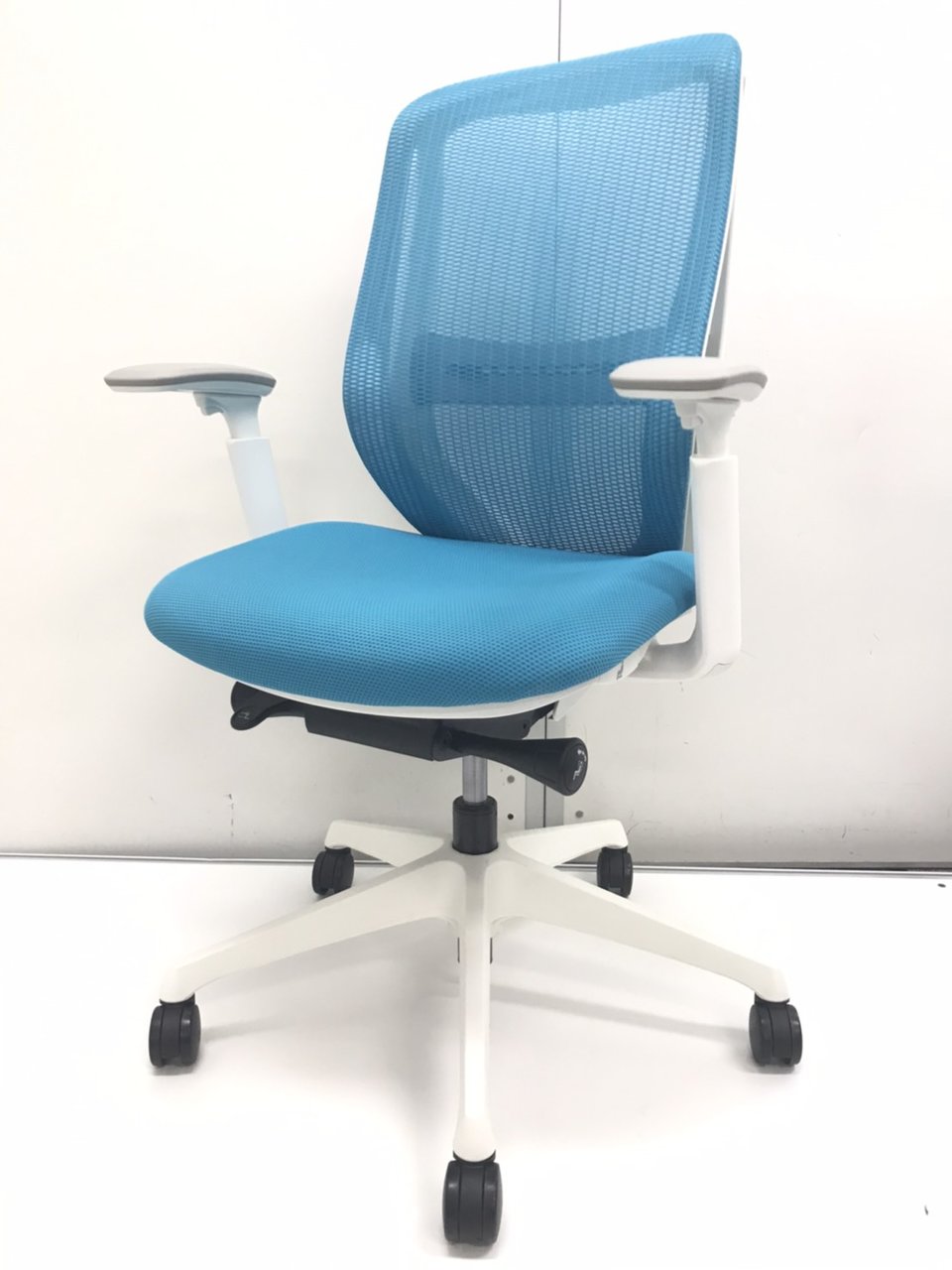 【腰痛予防のランバーサポート付き】【2017～2018年製】【状態良好/美品】オカムラ/シルフィー/明るいライトブルー
                        シルフィー（メッシュ） 
                                    中古
            