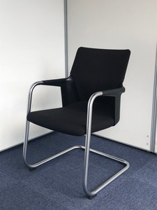 【アガタV】座面の高さは床から435㎜。今一番おすすめしたい椅子です。座ったら納得の座り心地。本来の用途とは違いますが、執務用としてもアリ！