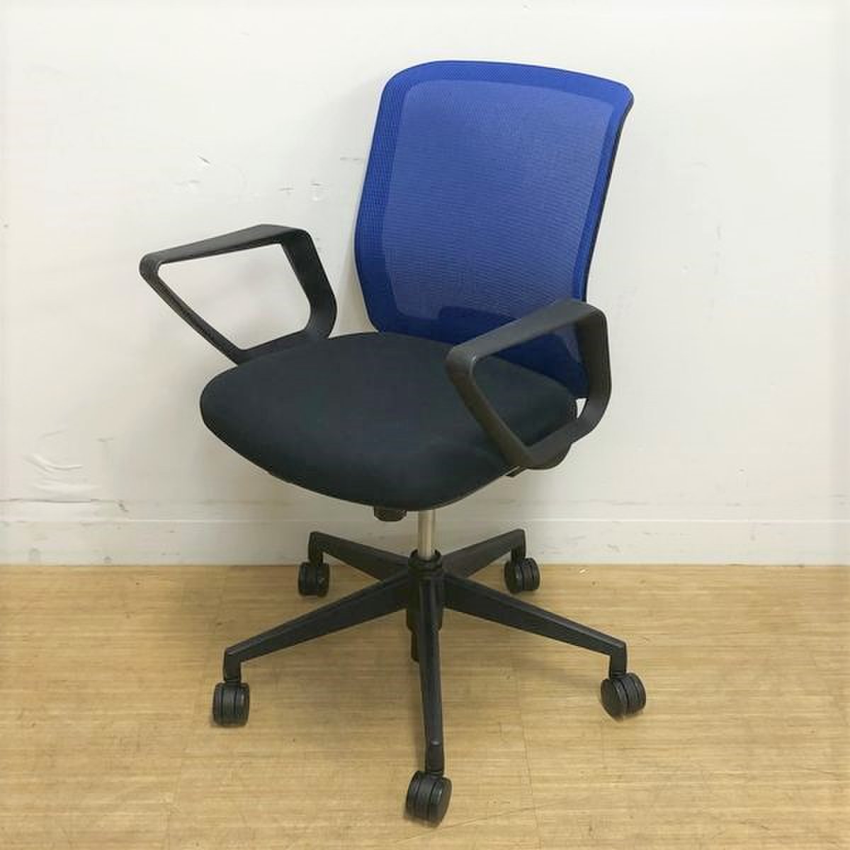 肘付きメッシュチェア　ウチダ　カリッサ　状態良好品
                        カリッサ 
                                    中古
            