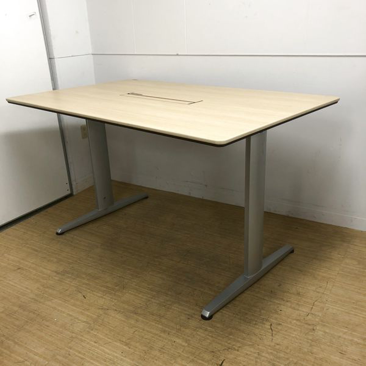 【流行のスタンディングテーブル】目線の高さの変化でコミュニケーションを円滑に　カフェスタイルに
                        リフティオ 
                                    中古
            