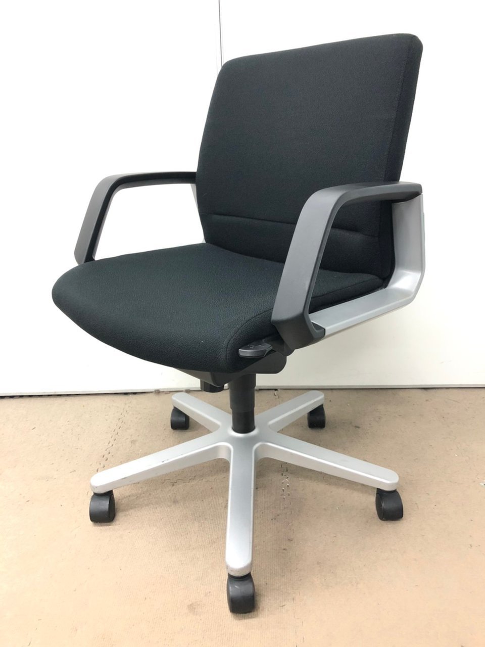 【上質な座り心地】コクヨ製　300シリーズ【マネジメントチェア】
                        MG 
                                    中古
            