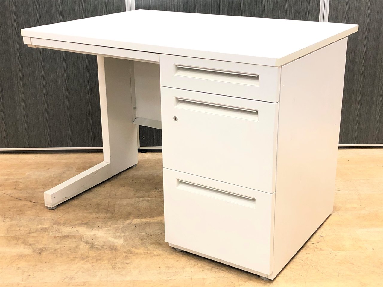 【6台入荷】コストパフォーマンスに優れています！ベーシックなオフィスデスク【中古】【オフィス家具】【東京】【大阪】【愛知】【岐阜】
                        スカエナ デスク 
                                    中古
            