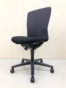 服を選ぶように、こだわりの一脚を。
そんな思いを込められて作成されました。
今回入荷したカラーはモード系のようなモノトーンで流行に敏感なそこのあなたにおすすめです。