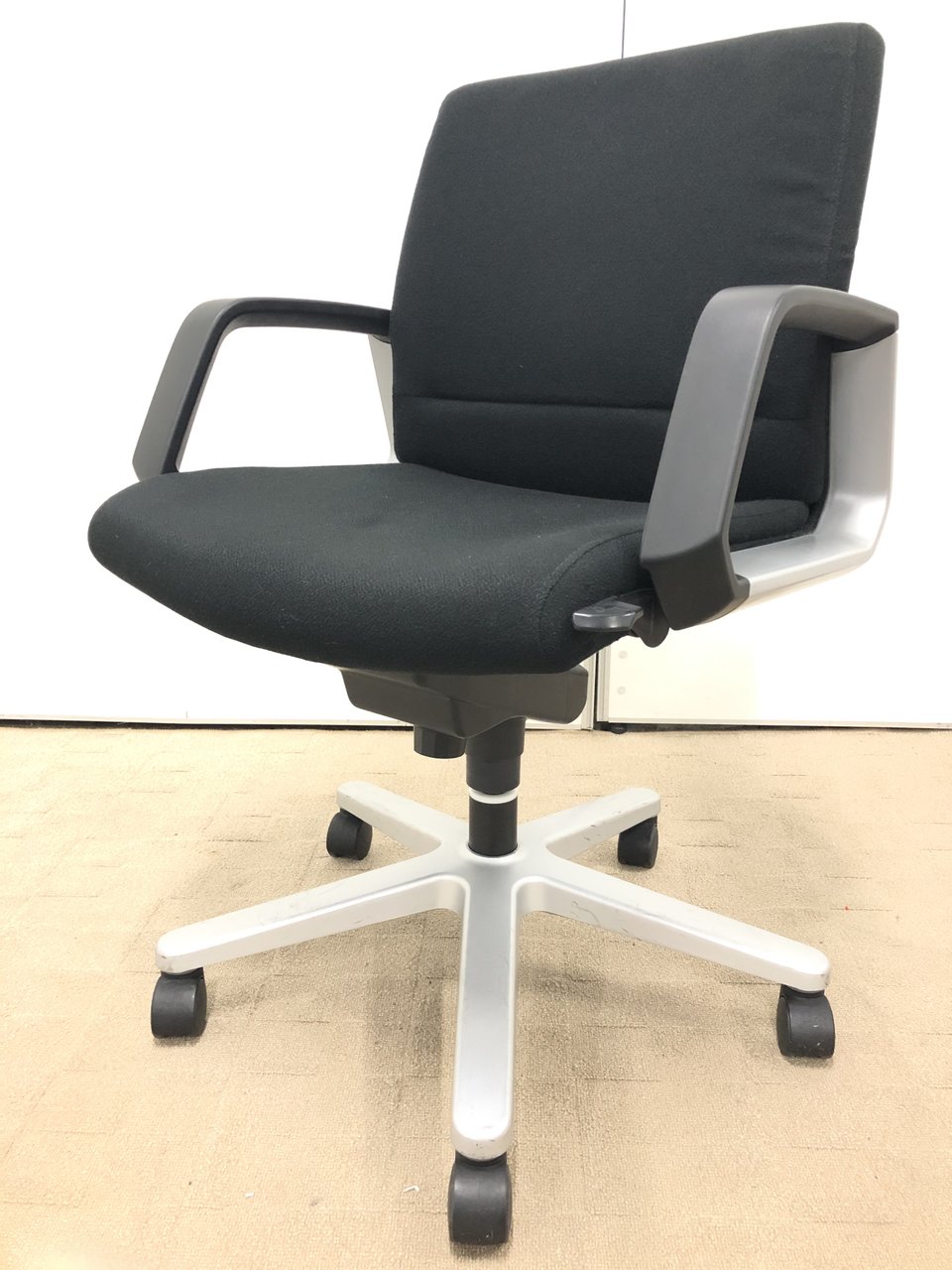 【会議室チェア！】高級感あふれるチェア！雰囲気づくりにぴったし！
                        300シリーズ 
                                    中古
            