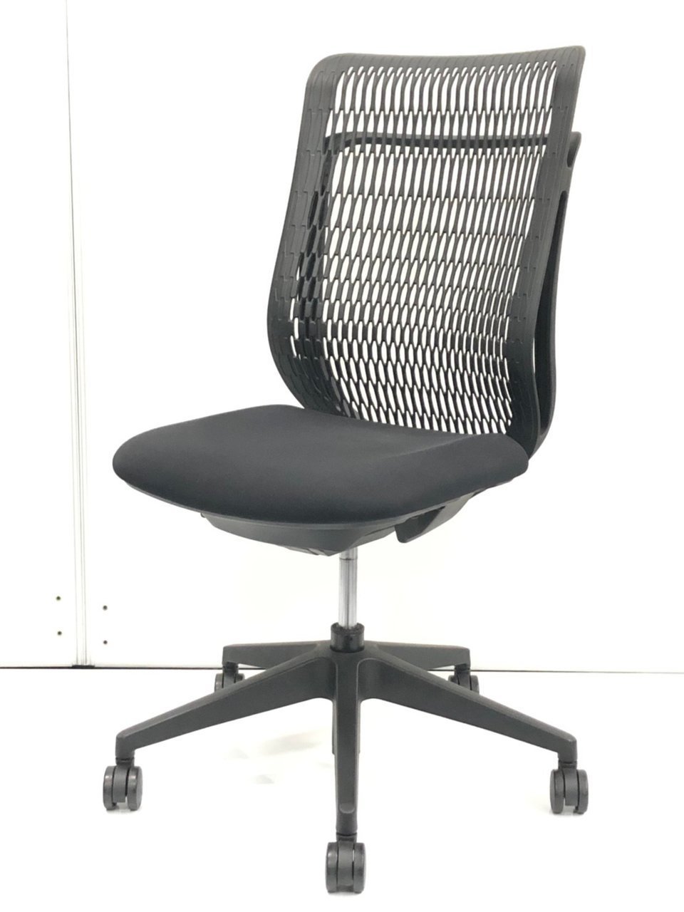 356個のセルで構築される背面は身体をエモーショナルに包みこみます。
集合体恐怖症のスタッフも、
この背面はお洒落に見えました。

                        AJ（エージェイ） 
                                    中古
            