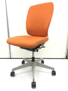 【4脚入荷！】人気のイトーキ製フルゴチェアがこの価格で！　入替　起業　ホワイト　オレンジ