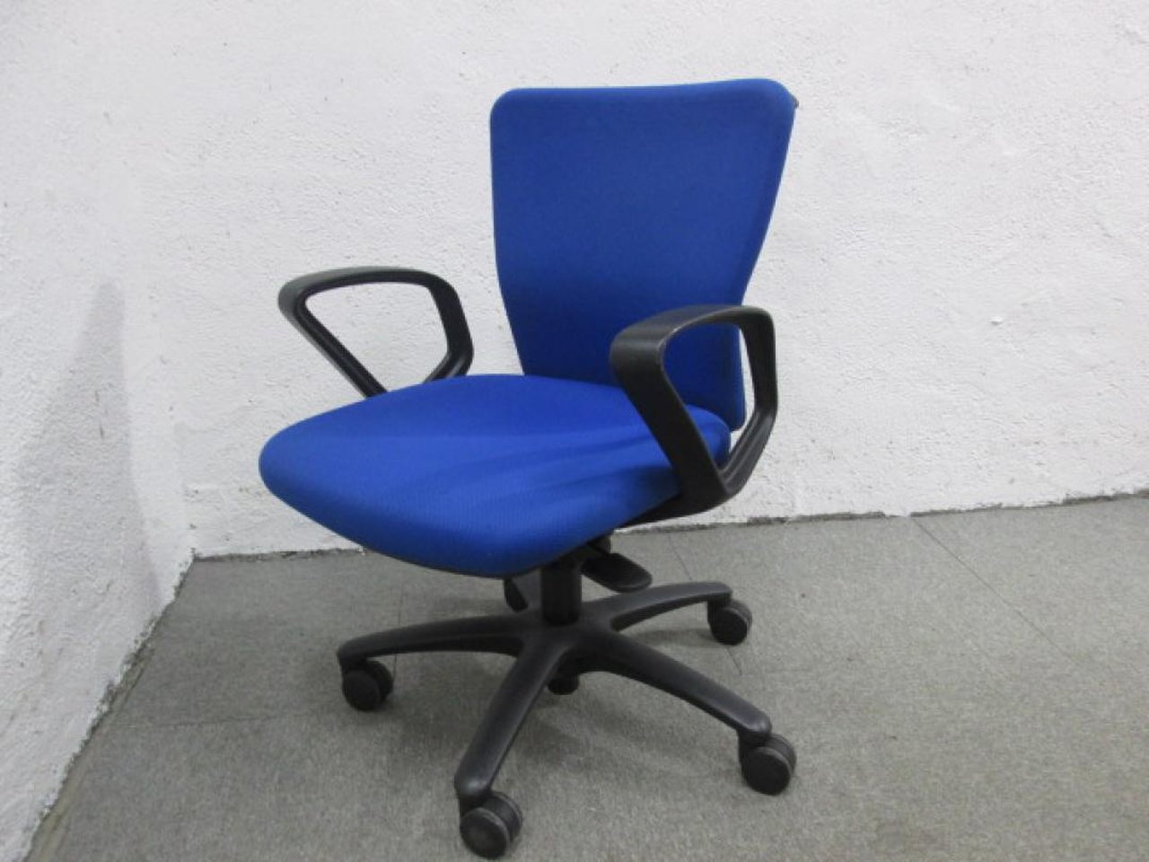 【尼崎店限定価格！！】オカムラ｜カロッツァ｜ブルーカラー｜肘付きローバックチェア！！【関西在庫数ナンバーワン・尼崎店】
                        カロッツァ 
                                    中古
            