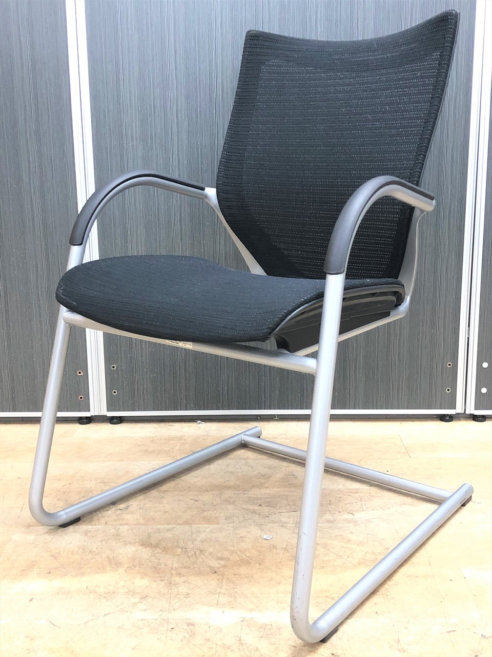 【1脚入荷】オフィスに映えるシャープなデザイン！メッシュ仕様のミーティングチェア【ゲストチェア】【中古】【オフィス家具】【東京】【大阪】【愛知】【岐阜】
                        バロン 
                                    中古
            