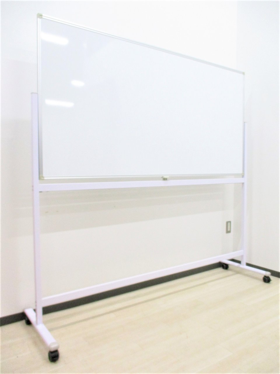 【メーカー在庫品】安くてお得なホワイトボード！イレイサー2個付き！
                        WR-1890
                                    新古品
            