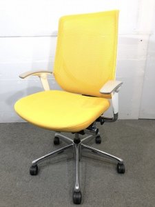 【専門業者でのクリーニング済み】オカムラ　肘付ハイバックチェア　メッシュチェア　ホワイトフレーム　自宅用事務椅子