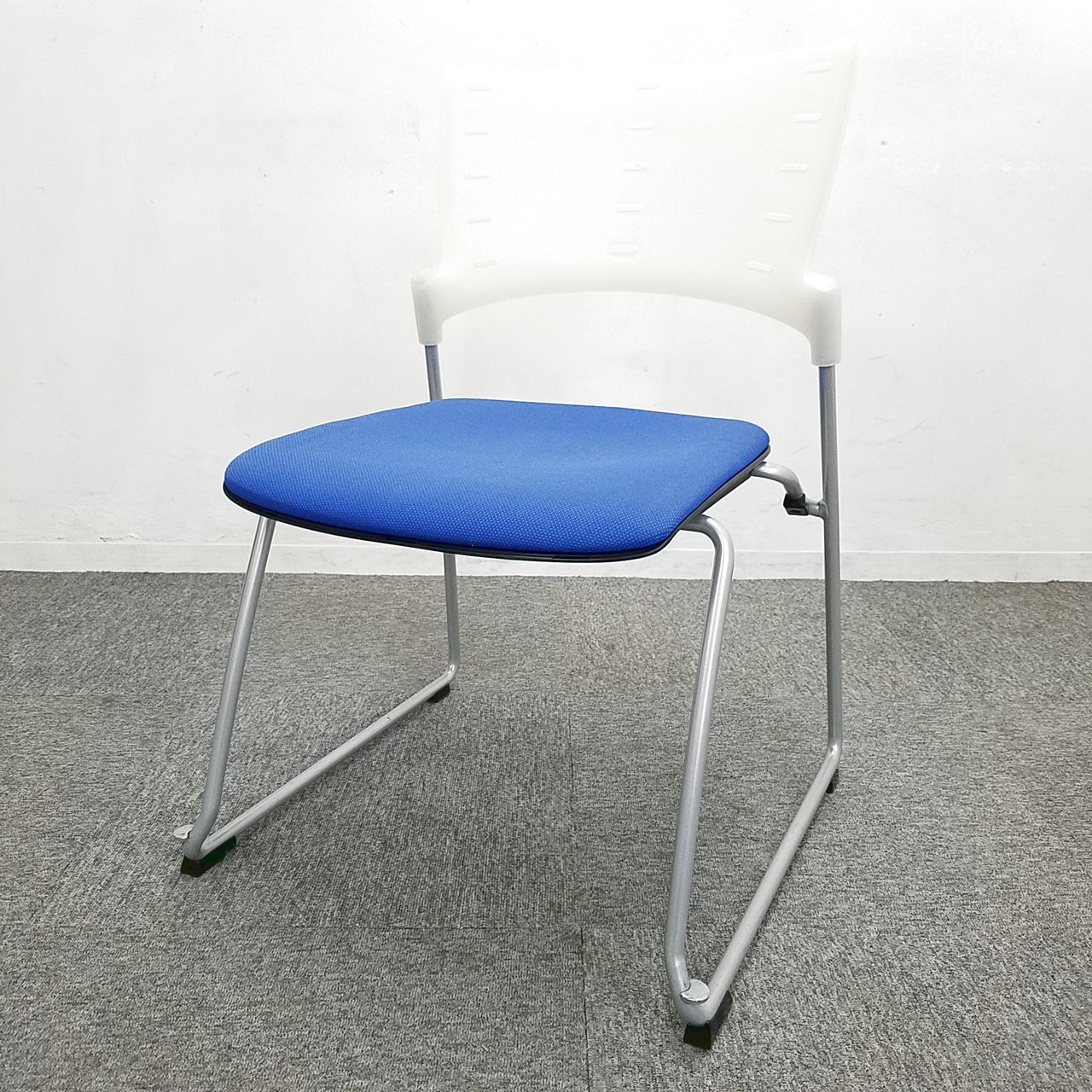 【4脚入荷！】｜スタッキングチェア｜重ねて収納可能で便利！｜会議室やミーティングスペースにオススメ！
                        マノス 
                                    中古
            