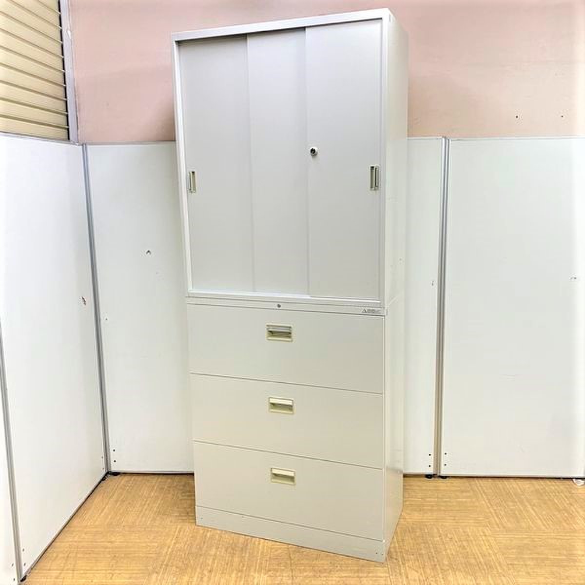 【2セット入荷】大容量収納のハイキャビネット！！上下分割タイプで利便性高く、搬入経路にも困りません！！
                        42 
                                    中古
            