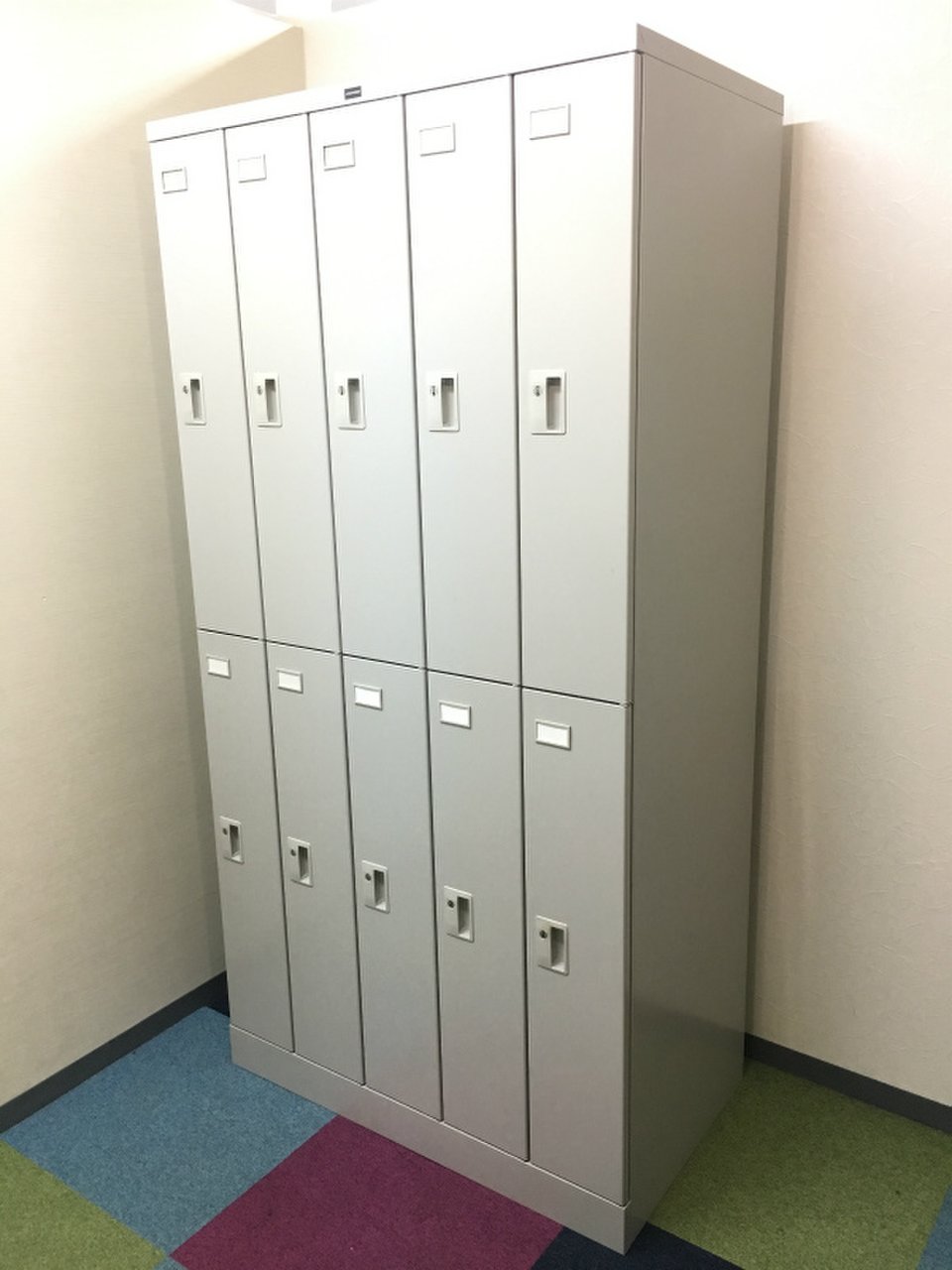 【超レアアイテム入荷！】
10人用ロッカーを仕入れました！
カバン、手荷物などを収納できます！

                        NF型 
                                    中古
            