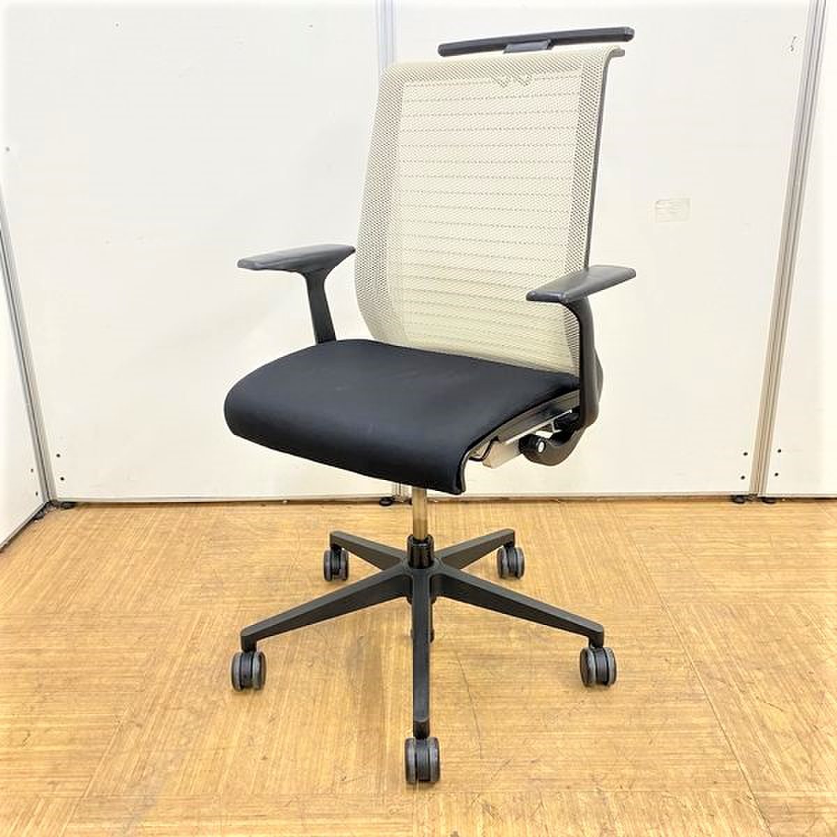 【人気商品】【スチールケース製シンクチェア】【ホワイト色でオフィスを明るく！】
                        シンクチェア（座:布
                                    中古
            