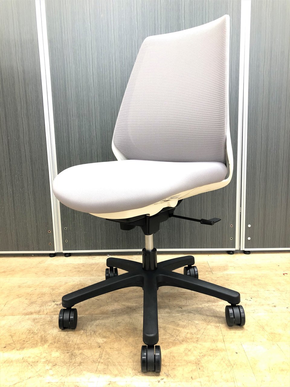 【状態良好品！】
ミドルクラスメッシュチェアならコレ！
景観を損ねにくいカラーリングがGOOD！
                        ノナ 
                                    中古
            