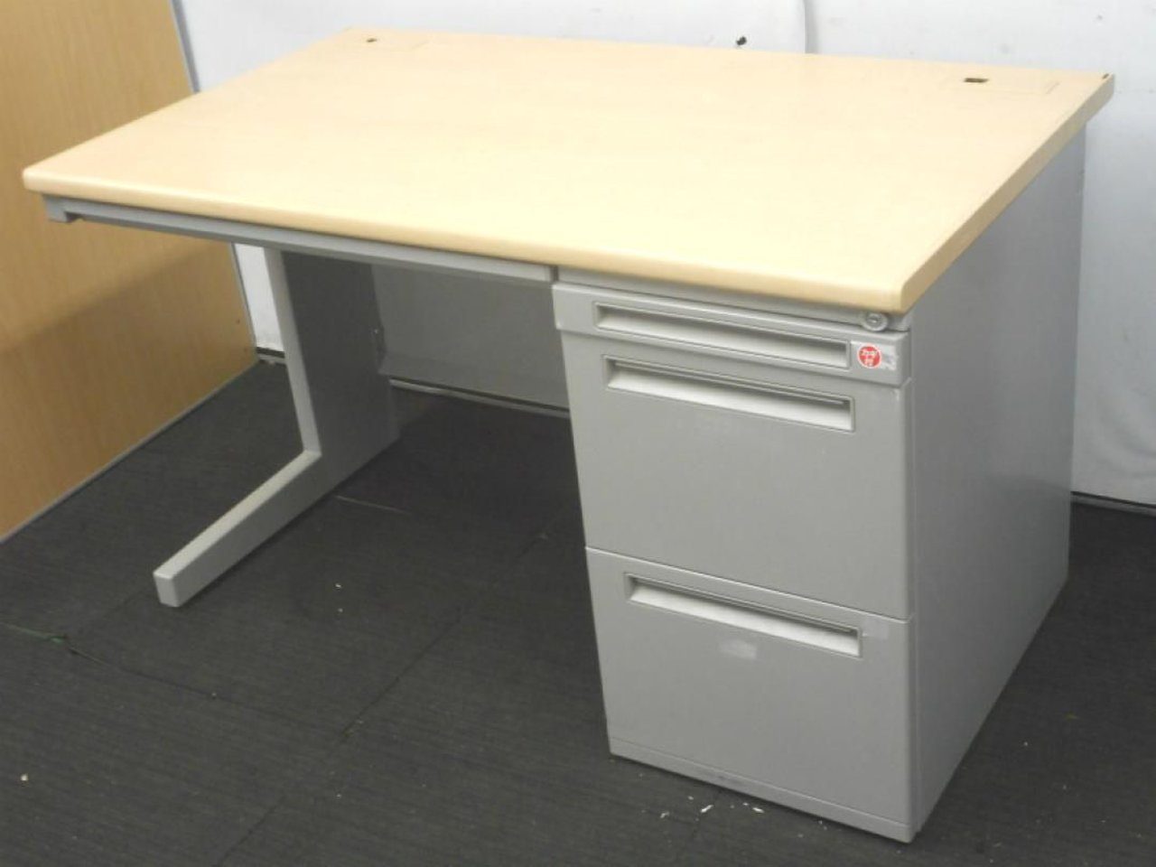 【定価約7万円！！癒し系ナチュラルカラー天板の片袖机の入荷です！！人気の1200ｍｍサイズ！！】■内田洋行■FEED
                        FEED 
                                    中古
            