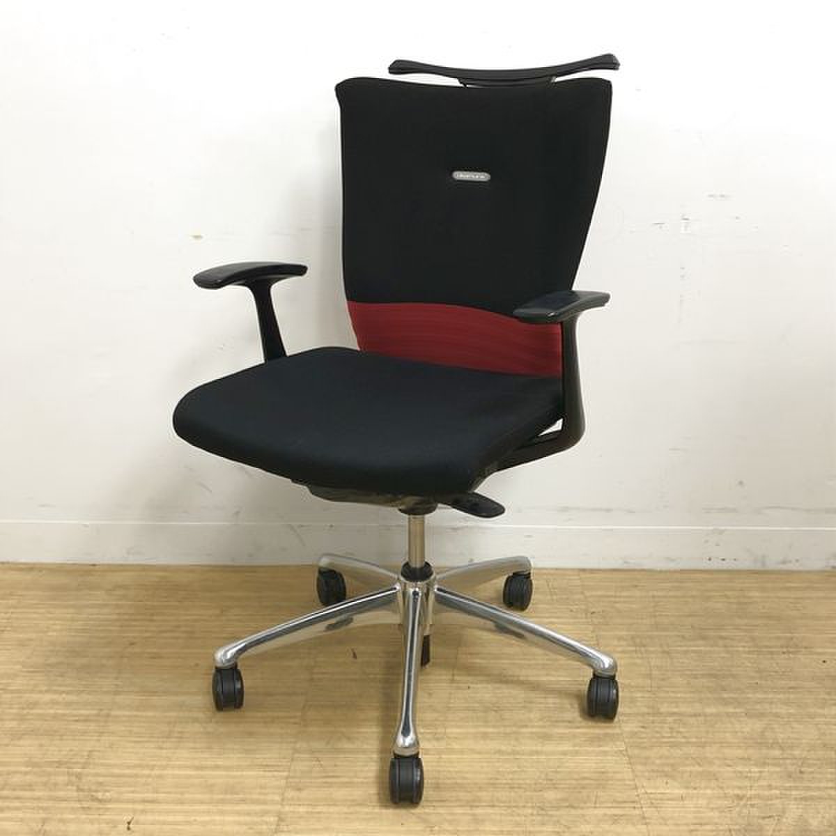 【6脚入荷】根強い人気のハイパフォーマンスチェア！！アルミダイキャスト製の脚が、高級感を演出　オカムラ　フィーゴ　シームレス
                        フィーゴ 
                                    中古
            