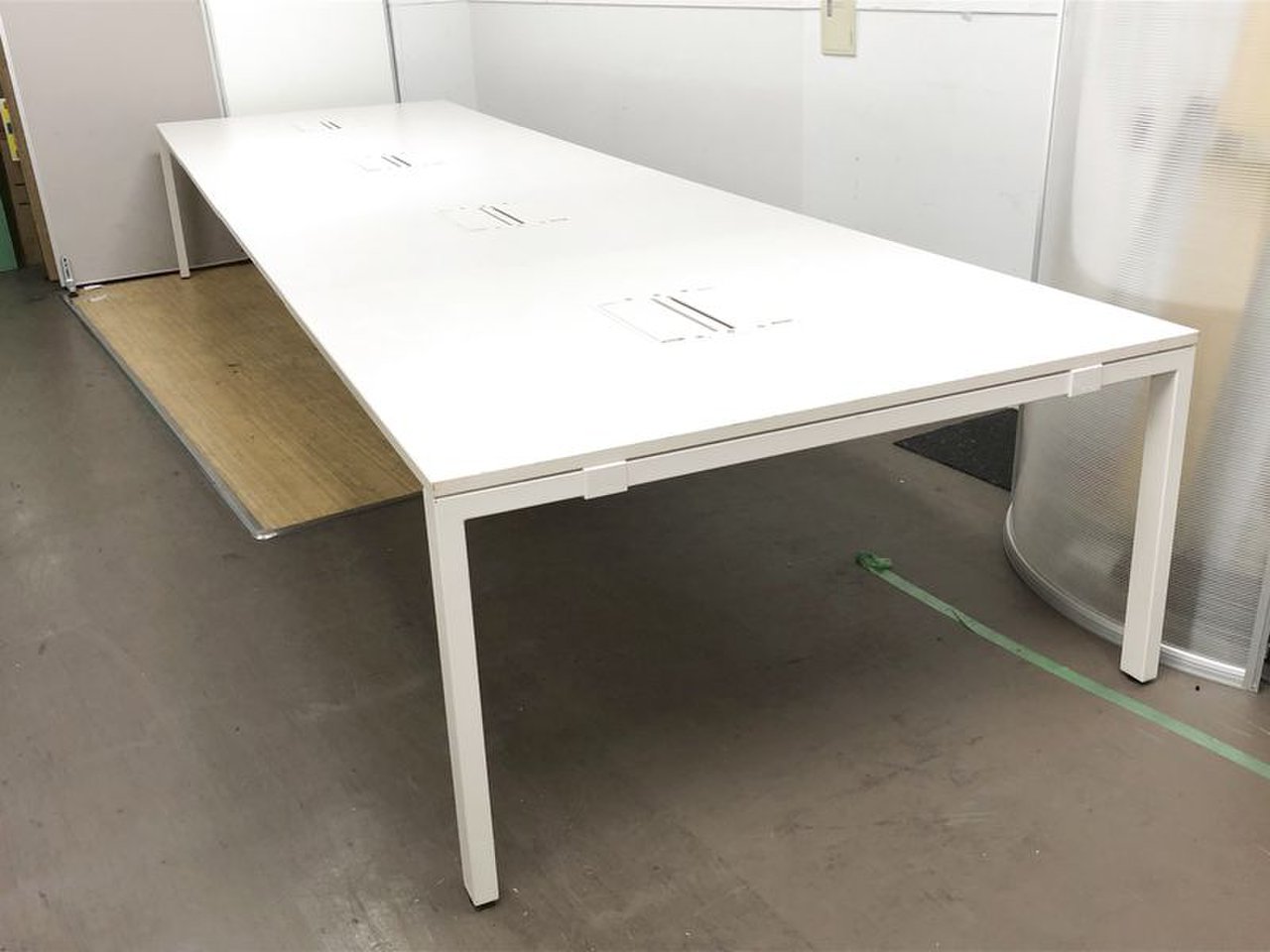 【デザイナーズ家具】ワークプレイスにもこだわりを　8人推奨フリー アドレスデスク　海外メーカー品　vitra(ヴィトラ)/WorKit(ワーキット)
                        ワーキット 
                                    中古
            