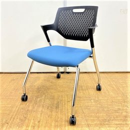 【8脚入荷】セミナールームなどに大人気！！コンパクトな肘は邪魔にならず、立ち座りのサポートに大活躍