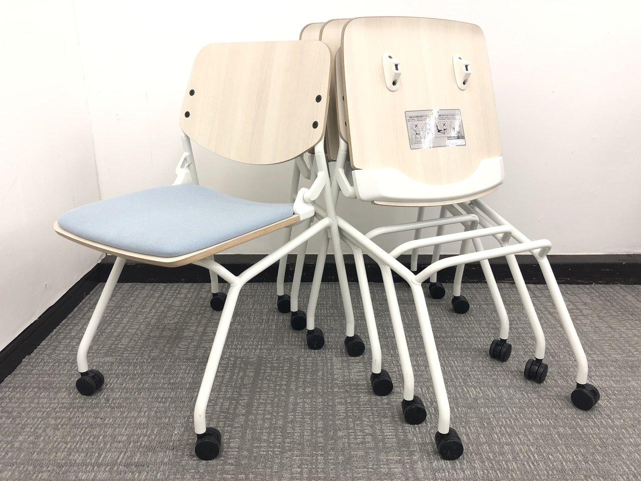 【2019年製】おしゃれチェア入荷4脚セット！休憩スペースにおすすめライブス（Lives）チェア◆オカムラ
                        ライブス 
                                    中古
            