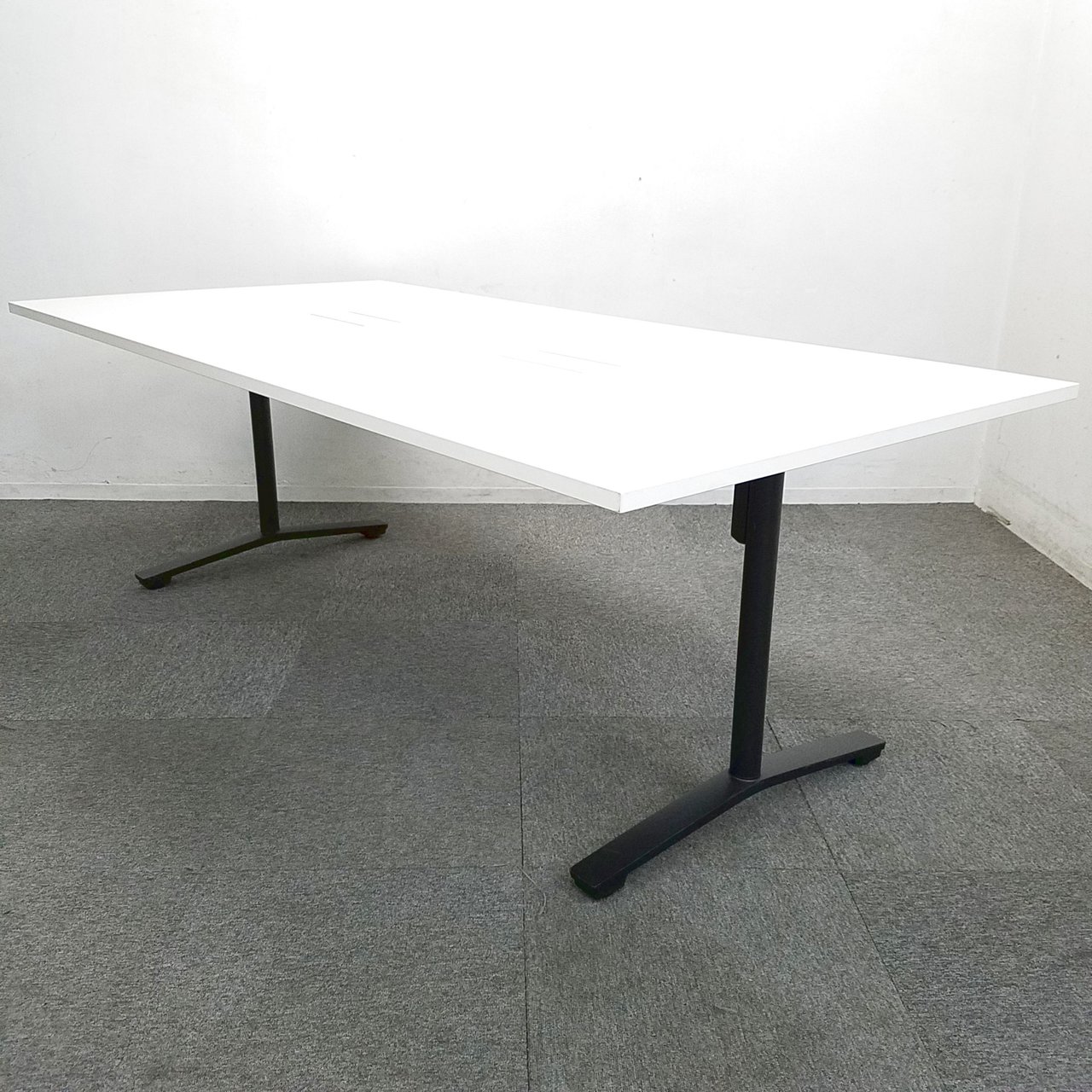 【3台入荷】十人十色の空間を彩る人気のテーブル入荷！中古　テーブル　オフィス　会議　ミーティング　打ち合わせ　コクヨ　ビエナ
                        ビエナ 
                                    中古
            