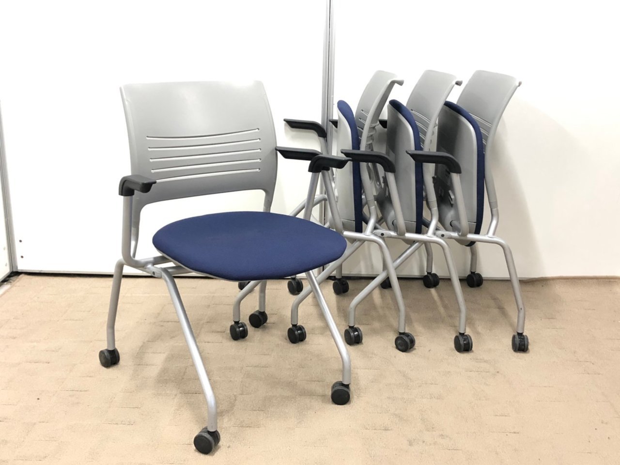 【お得な4脚セット】オカムラ製　エレナⅡ　ネスティングチェア　肘付き【折畳可能】
                        エレナⅡ 
                                    中古
            