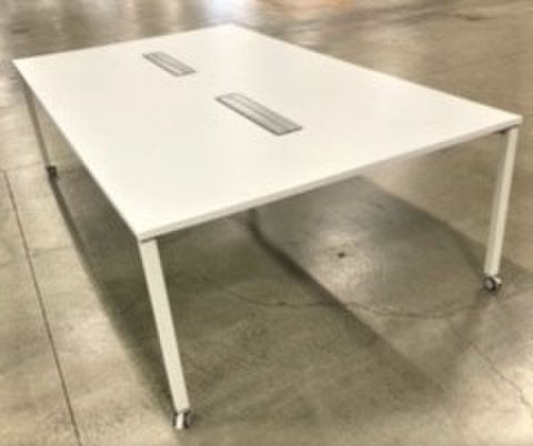 【リモート会議にもオススメ！】■オカムラ製　会議用テーブル　W2400×D1400mm　ホワイト【広々としたワークスペース！】
                        アプションフリー 
                                    中古
            