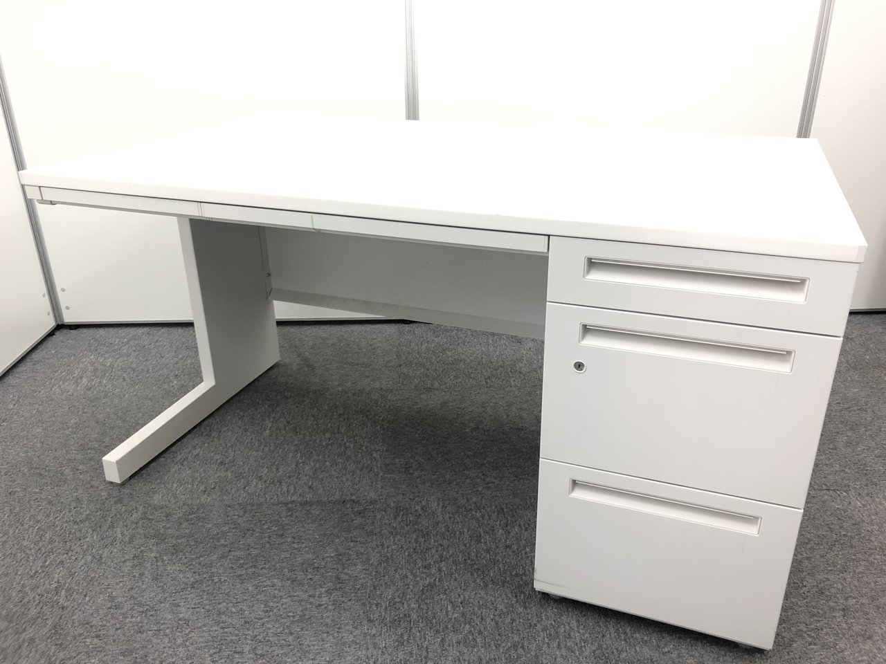 【状態良好】【幅1200で広く使用可能】ウチダ製/スカエナホワイト
                        スカエナ デスク 
                                    中古
            