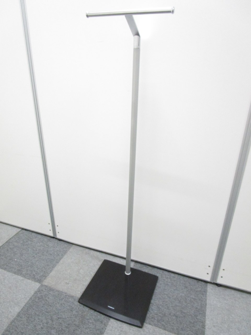 【スキップシルバー色】スタイリッシュな壁前コートハンガー【1台限定】
                        コートハンガー
                                    中古
            