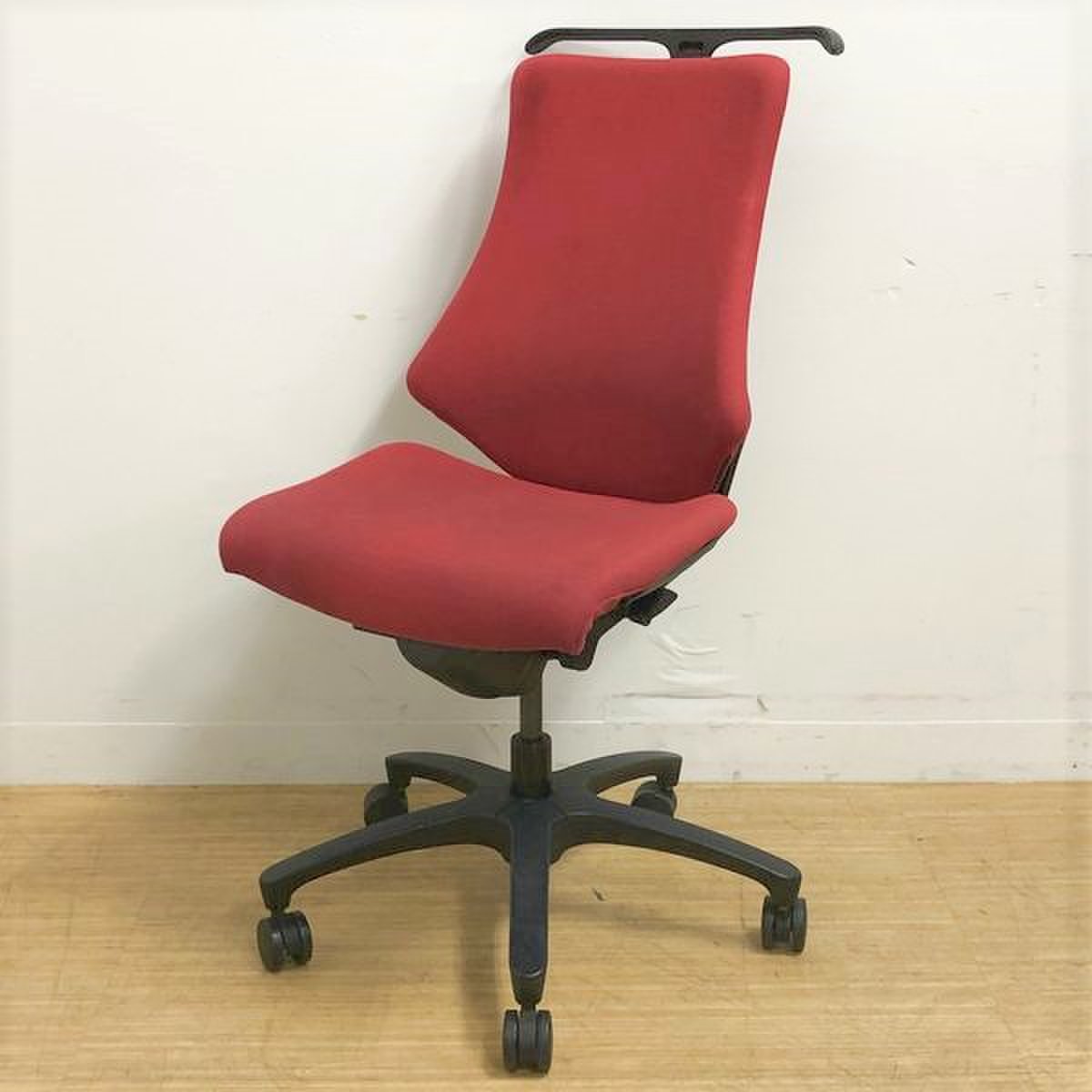 オシャレなラズベリーレッド色　人気のITOKI(イトーキ)　f(エフチェア)　ハンガー付き　肘無しモデル
                        エフ 
                                    中古
            