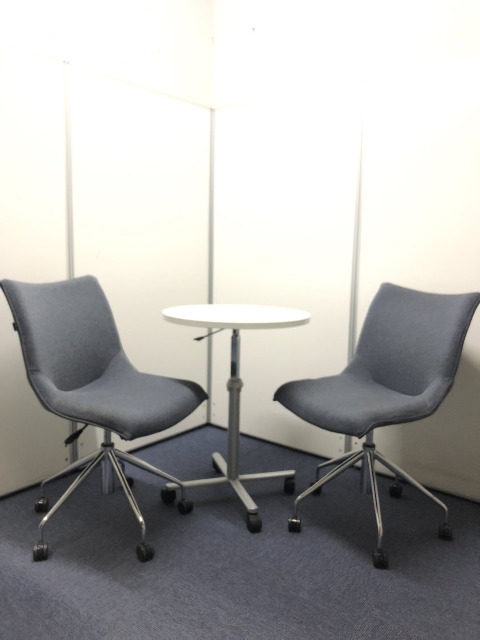 【テーブルセット】ミーティングチェアと丸テーブルになります。｜商談　リフレッシュスペース
                        その他シリーズ
                                    中古
            