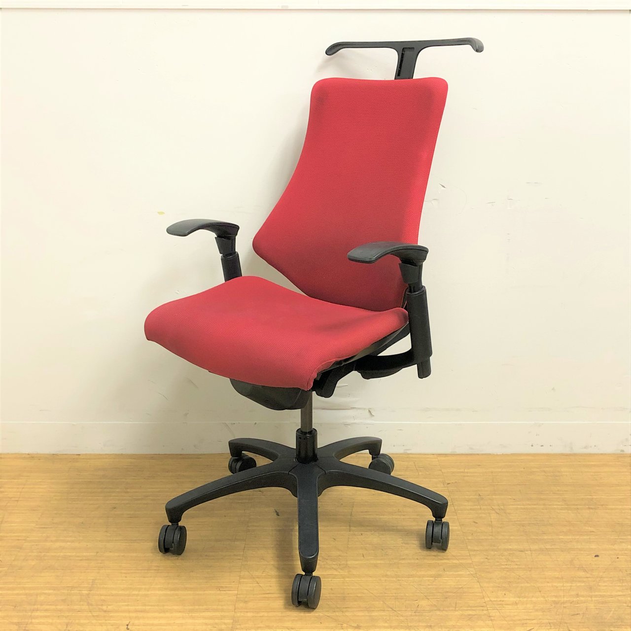 オシャレなラズベリーレッド色　人気のITOKI(イトーキ)　f(エフチェア)　可動肘(旧型)　ハンガー付き
                        エフ 
                                    中古
            