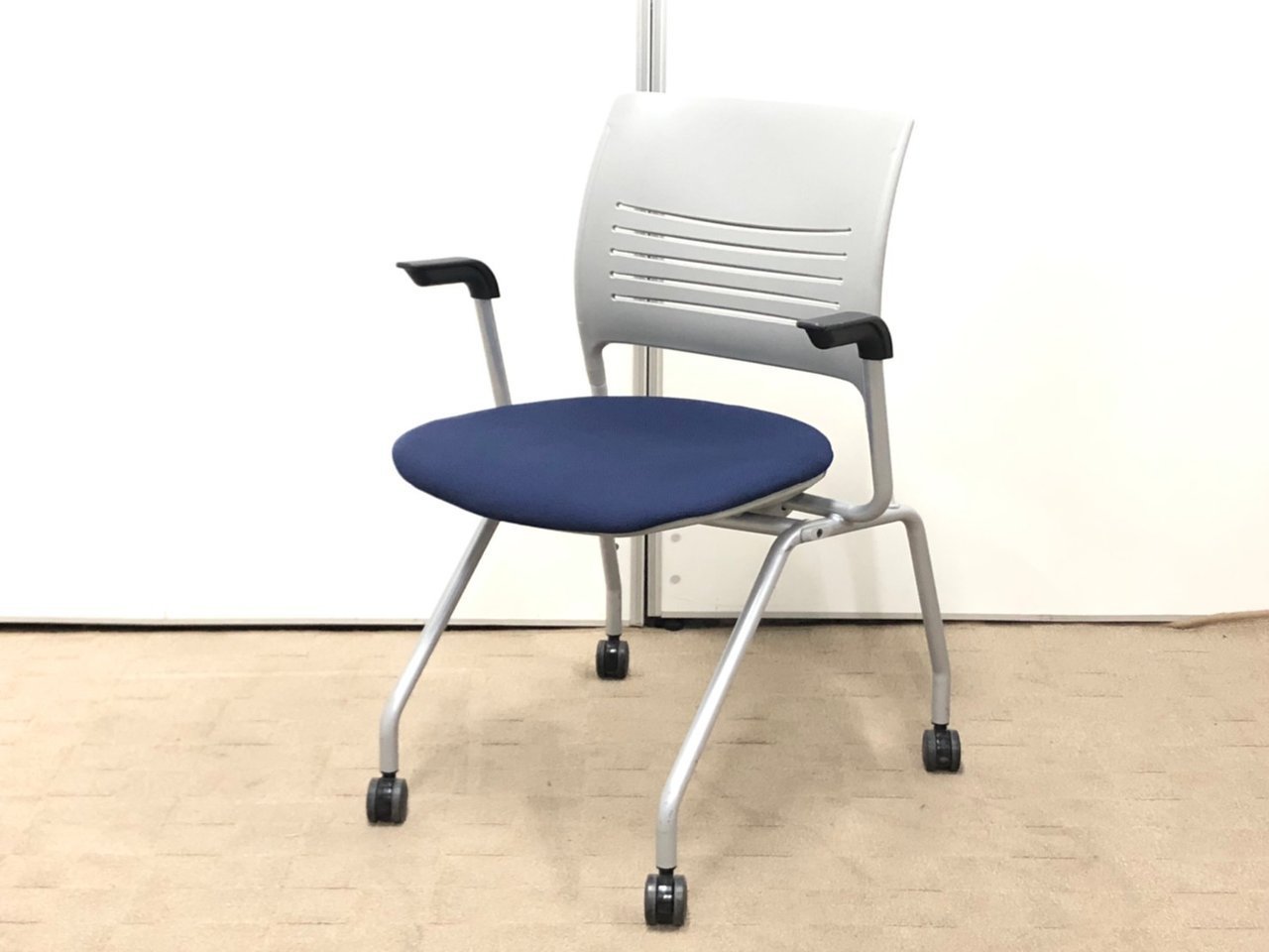 【ロット入荷】オカムラ製　エレナⅡ　ネスティングチェア　肘付き　折畳可
                        エレナⅡ 
                                    中古
            