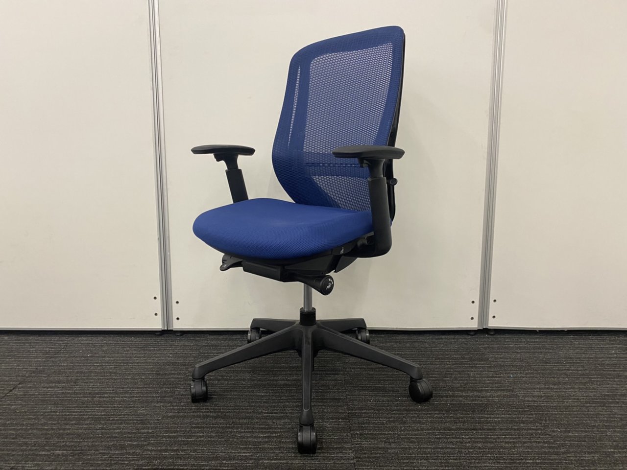 【大人気筆頭チェア！】シルフィ/ネイビー/オカムラ/シルフィメッシュ/肘付き/ランバー付き
                        シルフィー（クッション） 
                                    中古
            