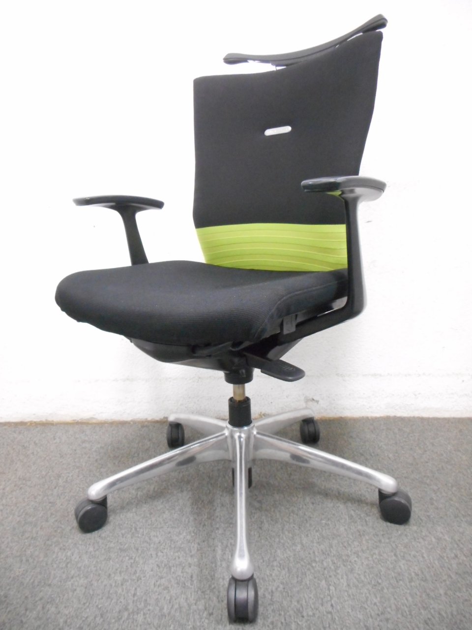 【快適な座り心地で作業効率アップ！】■オカムラ製　フィーゴチェア　デザインアーム　ハンガー付　■シームレスタイプ（ライムグリーン）
                        フィーゴ 
                                    中古
            