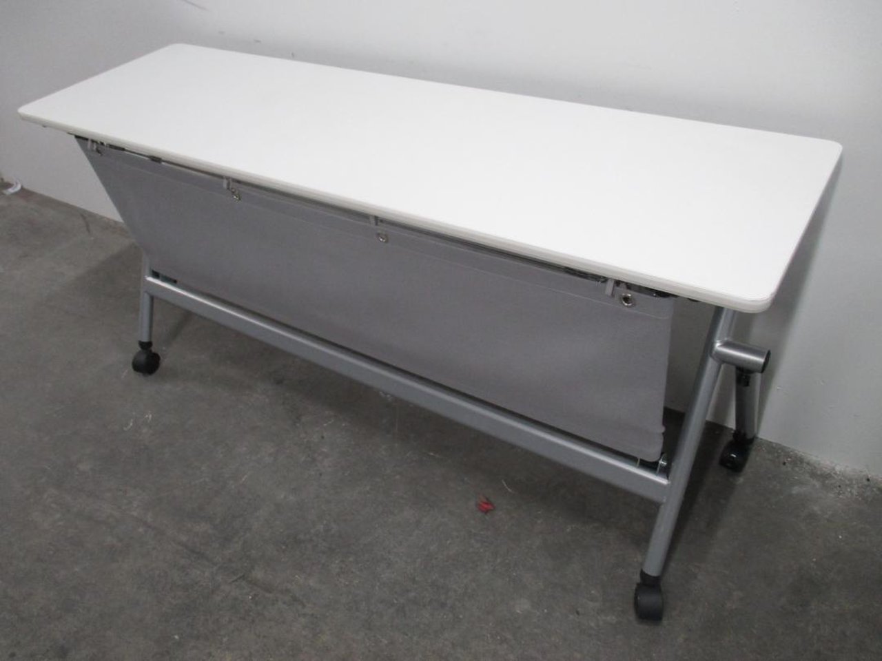 在庫入れ替えセール！【定価約8万円】　幕板付きサイドスタックテーブル！　ミーティング　会議　収納　入替　起業　
                        NXシリーズ 
                                    中古
            