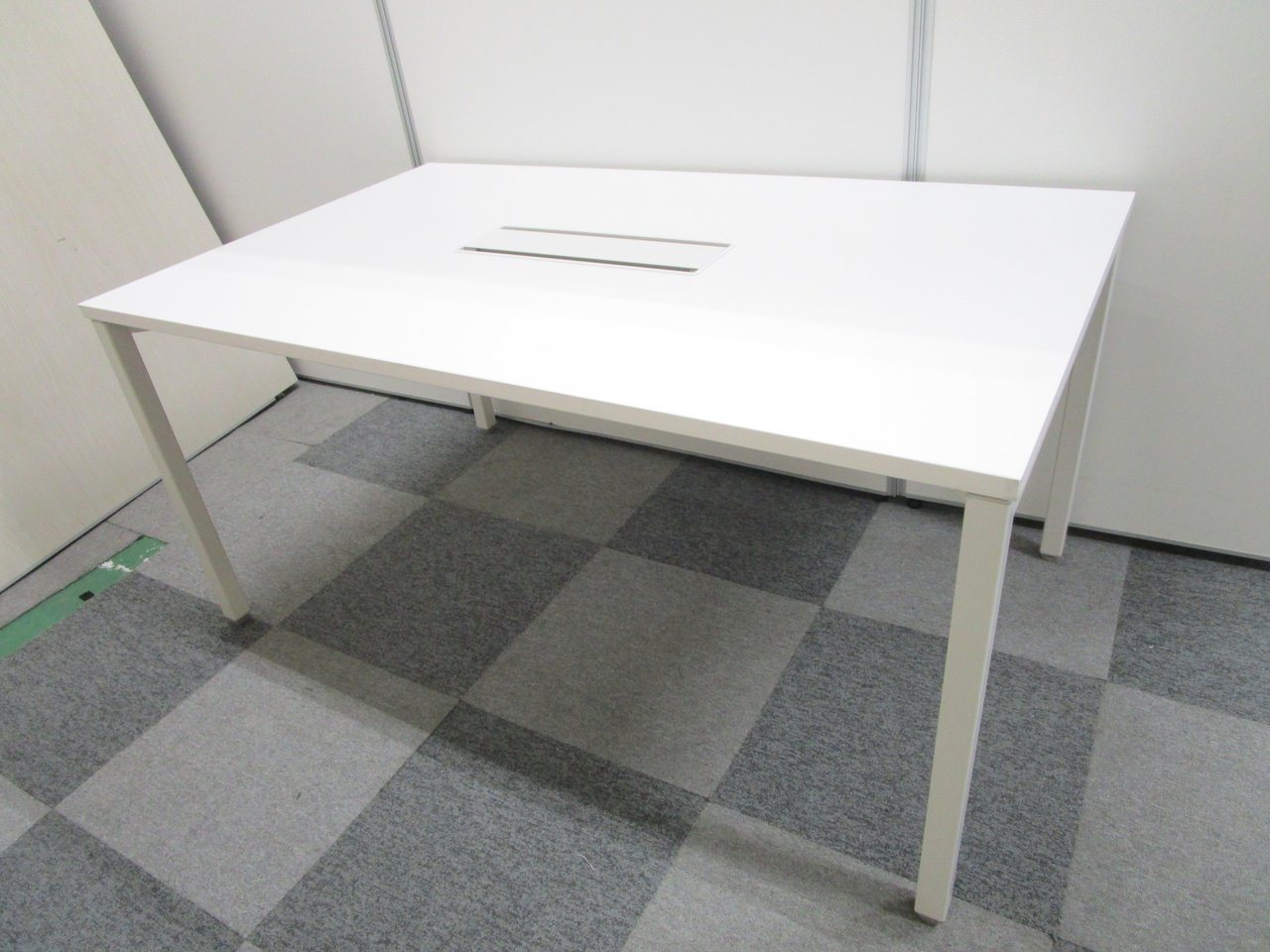 【塗装欠けのため特価】配線つきミーティングテーブル【1台限り】
                        ノティオ 
                                    中古
            