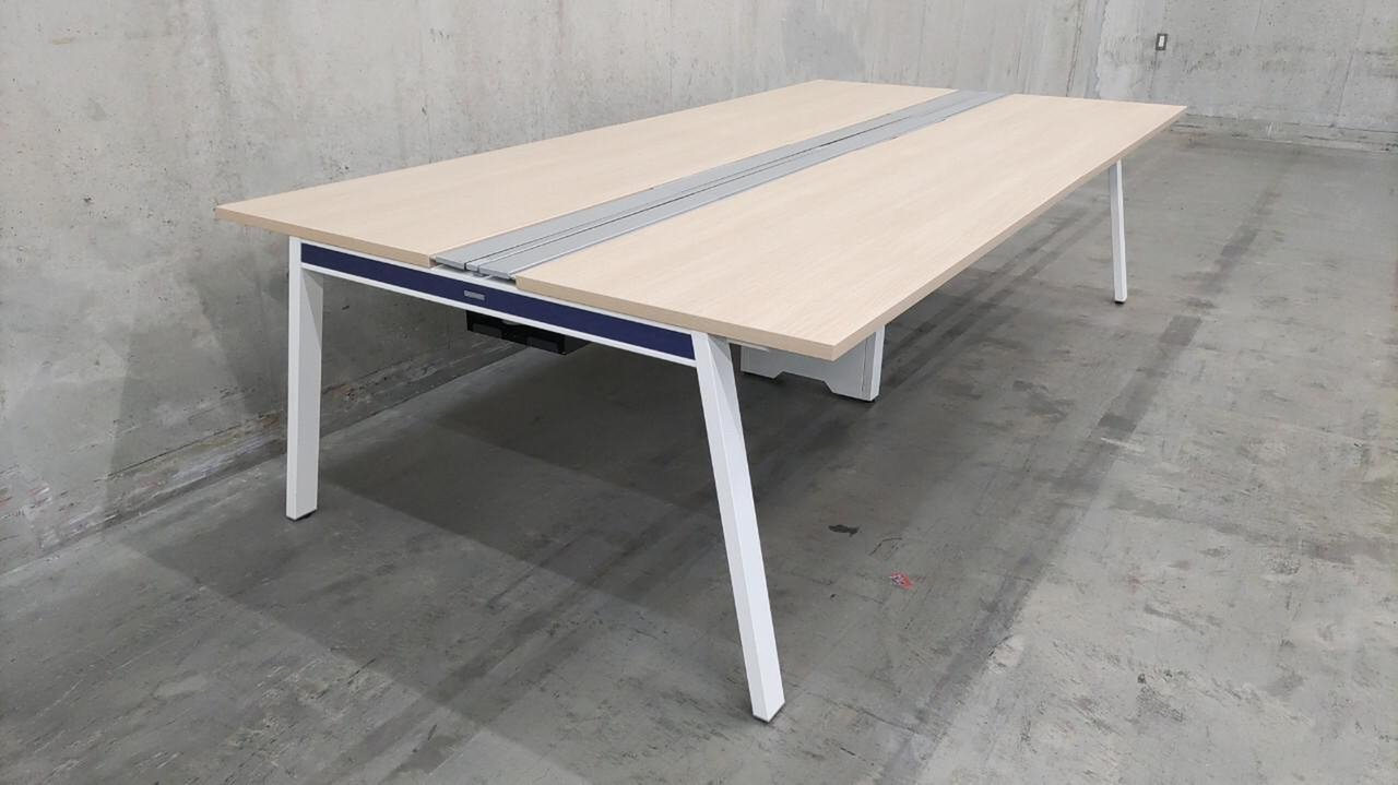 幅2800mmコロナ対策にフリアド導入！明るい木目天板にホワイトの脚が映える！
オカムラ/マニフォールド　ブルーエンブレム
                        マニフォールド 
                                    中古
            