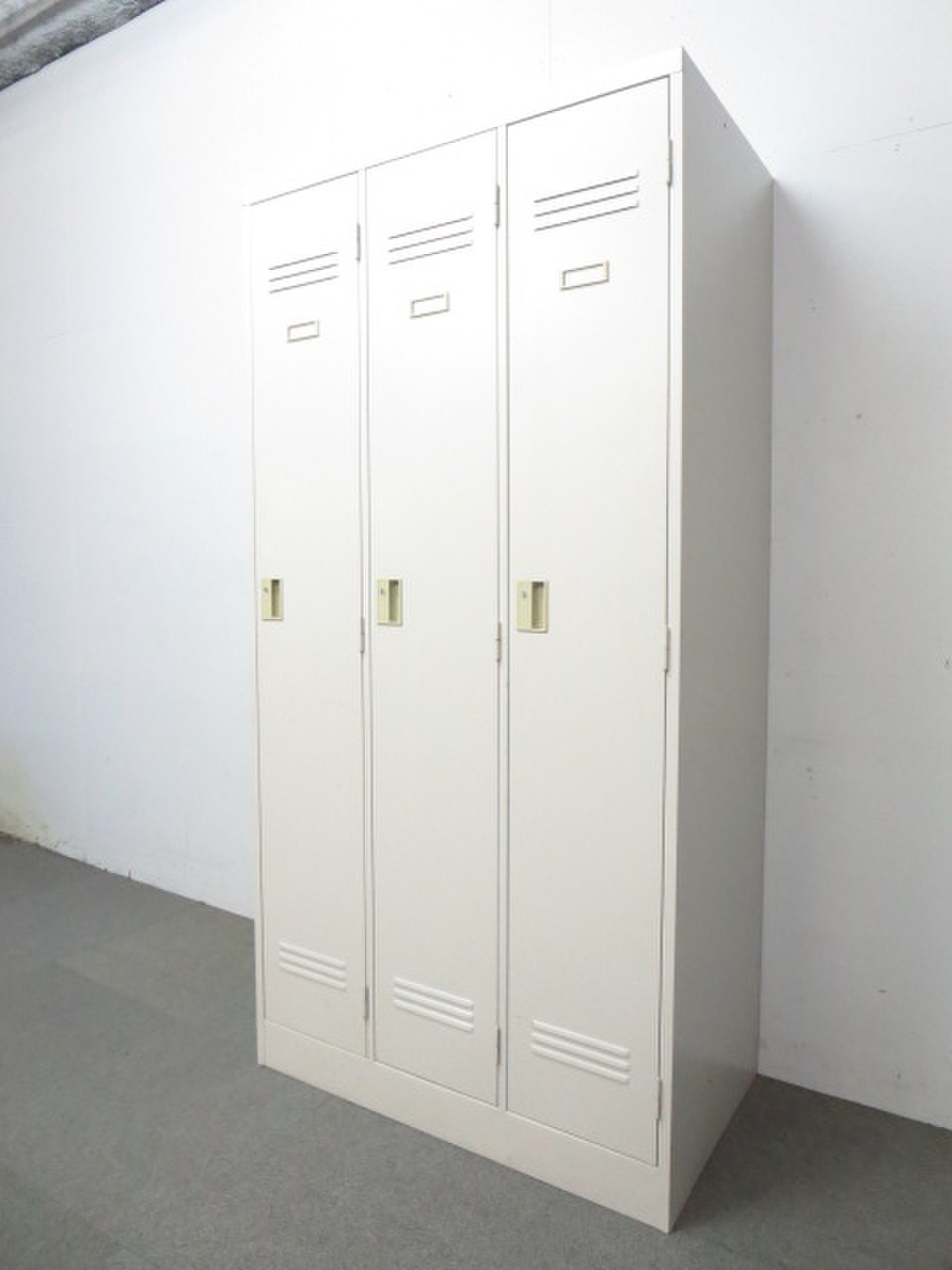 希少！！人気の3人用ロッカー入荷致しました！！ナイキ/ニューグレー色
                        その他シリーズ
                                    中古
            