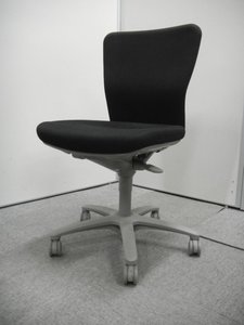 【定価約5万円！！リクライニングロックと強弱で快適な座り心地！！エルゴノミクスを基本に開発されたスタンダード・シューティング！！】オカムラ/カロッツァ(Carrozza)