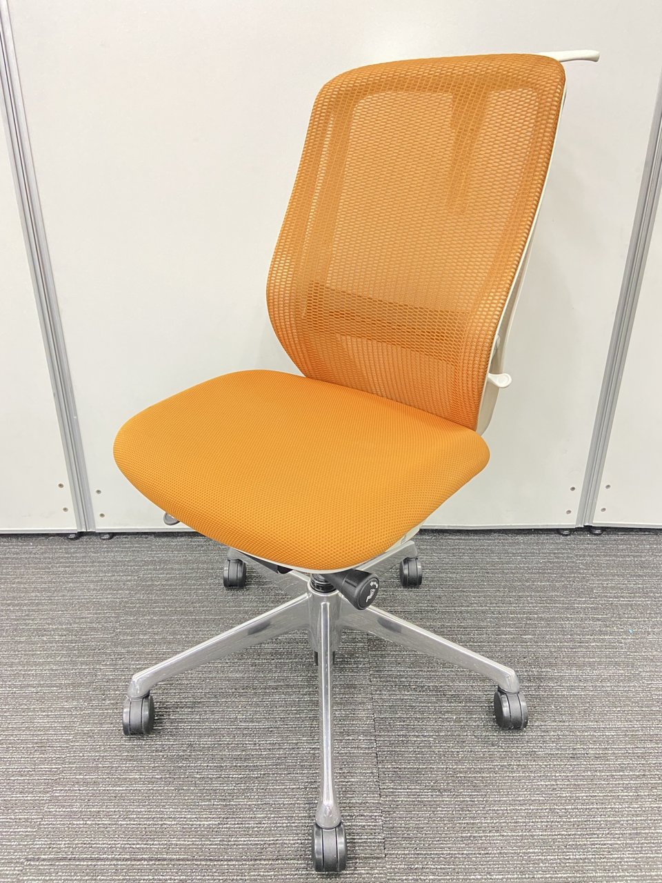 【オカムラ】【シルフィ―】【前傾姿勢】【コートハンガー付】【肘無】【美品】【クリーニング済み】【オレンジ】【2016年製】
                        シルフィー（メッシュ） 
                                    中古
            