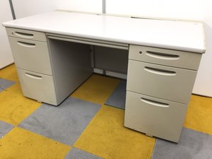 【定価約14万円！！Ａ４ファイルも沢山収納できます！！両袖机の入荷です！！】■オカムラ■SD-E