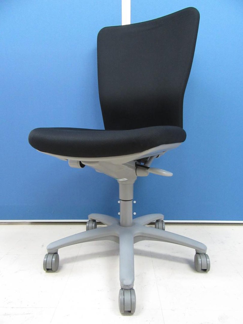 【定価約6万円！！コストパフォーマンスに優れたハイバックチェアの入荷です！！】オカムラ/カロッツァ(Carrozza)
                        カロッツァ 
                                    中古
            