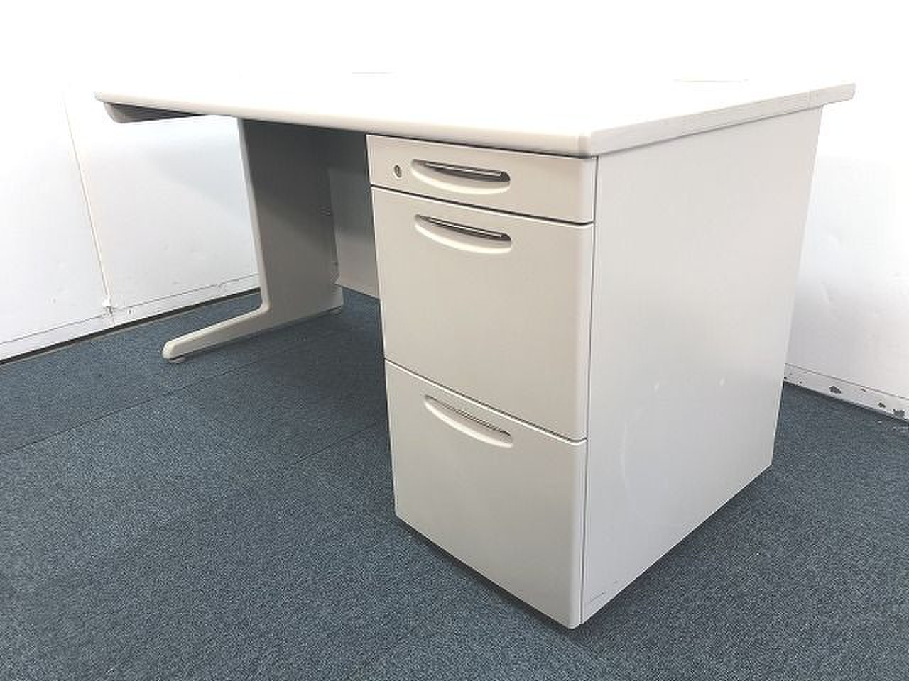 【定価約11万円！！ＰＣを置いても広く使える人気の横幅1400ｍｍ！！大量入荷！！入れ替えのチャンス！！】■オカムラ■SD■おつとめ品
                        SDデスクシステム 
                                    中古
            